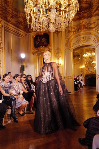 Trình diễn trang phục lấy cảm hứng từ rồng Việt ở Tuần lễ thời trang Paris - 5