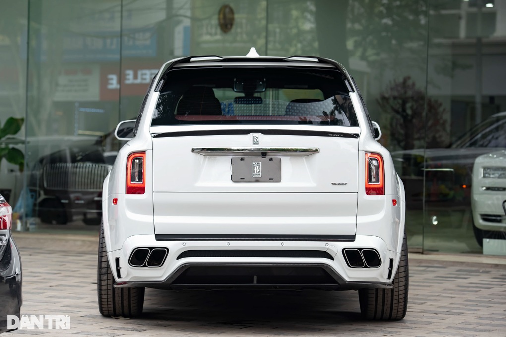 Rolls-Royce Cullinan độ Mansory đầu tiên về Việt Nam, đăng kiểm mất cả năm - 3 Rolls-Royce Cullinan độ Mansory đầu tiên về Việt Nam, đăng kiểm mất cả năm - 3