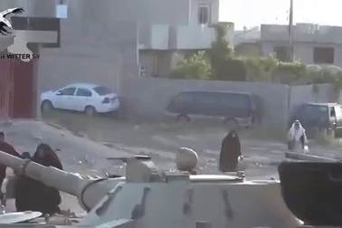 Binh sĩ Iraq liều mình cứu cụ bà giữa làn đạn của IS