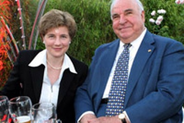 Cựu thủ tướng Đức lấy vợ kém 35 tuổi