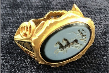 Ăn may “vớ” được nhẫn vàng 1.800 năm tuổi