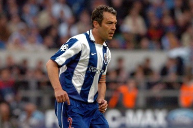 Học trò cưng của Mourinho đột ngột qua đời trên sân bóng