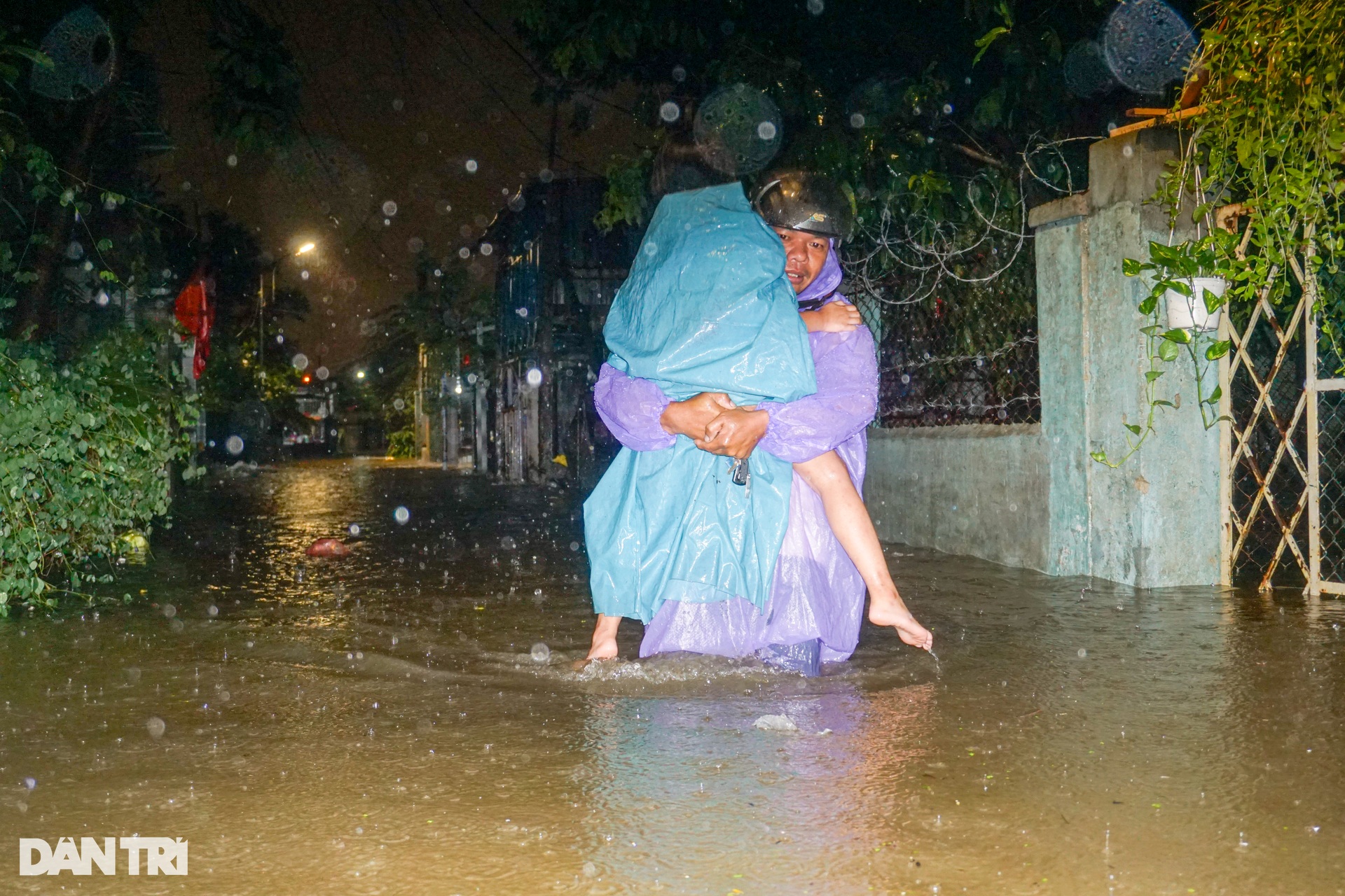 Nước dâng cao trong đêm, người dân Đà Nẵng gom đồ chạy lụt - 8 Nước dâng cao trong đêm, người dân Đà Nẵng gom đồ chạy lụt - 8