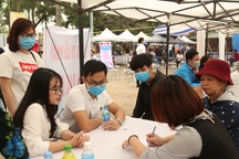 Tân cử nhân lo thiếu việc làm dù Covid-19 tạm lắng