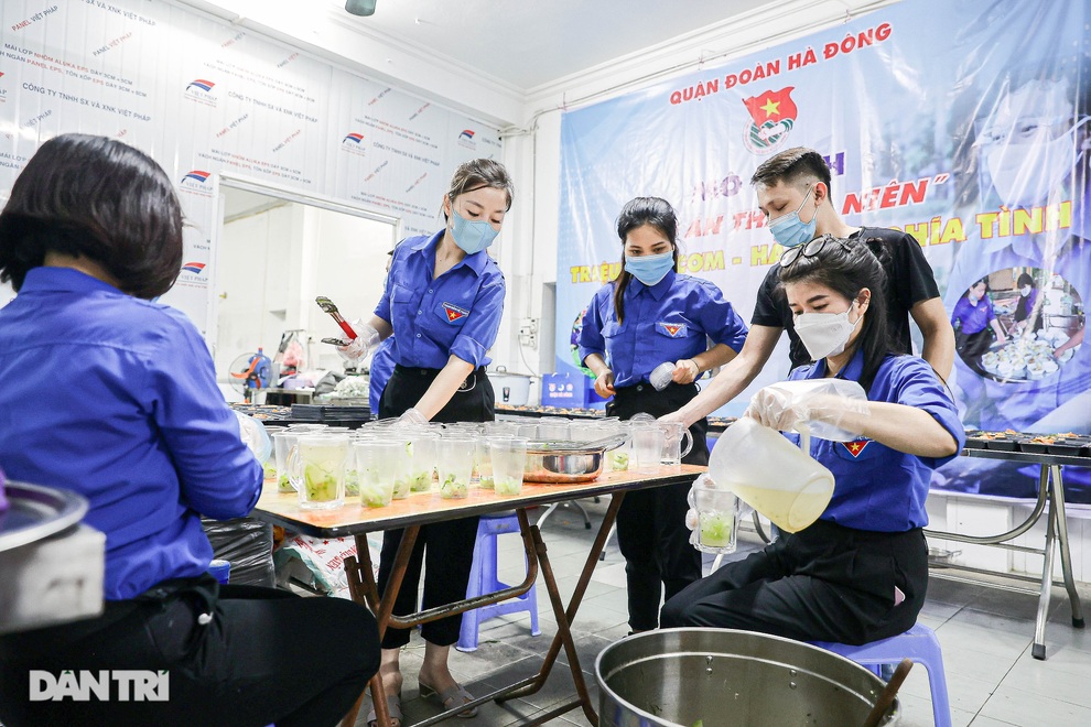 Nấu hàng trăm suất cơm miễn phí gửi tới tuyến đầu chống dịch - 8 Nấu hàng trăm suất cơm miễn phí gửi tới tuyến đầu chống dịch - 8