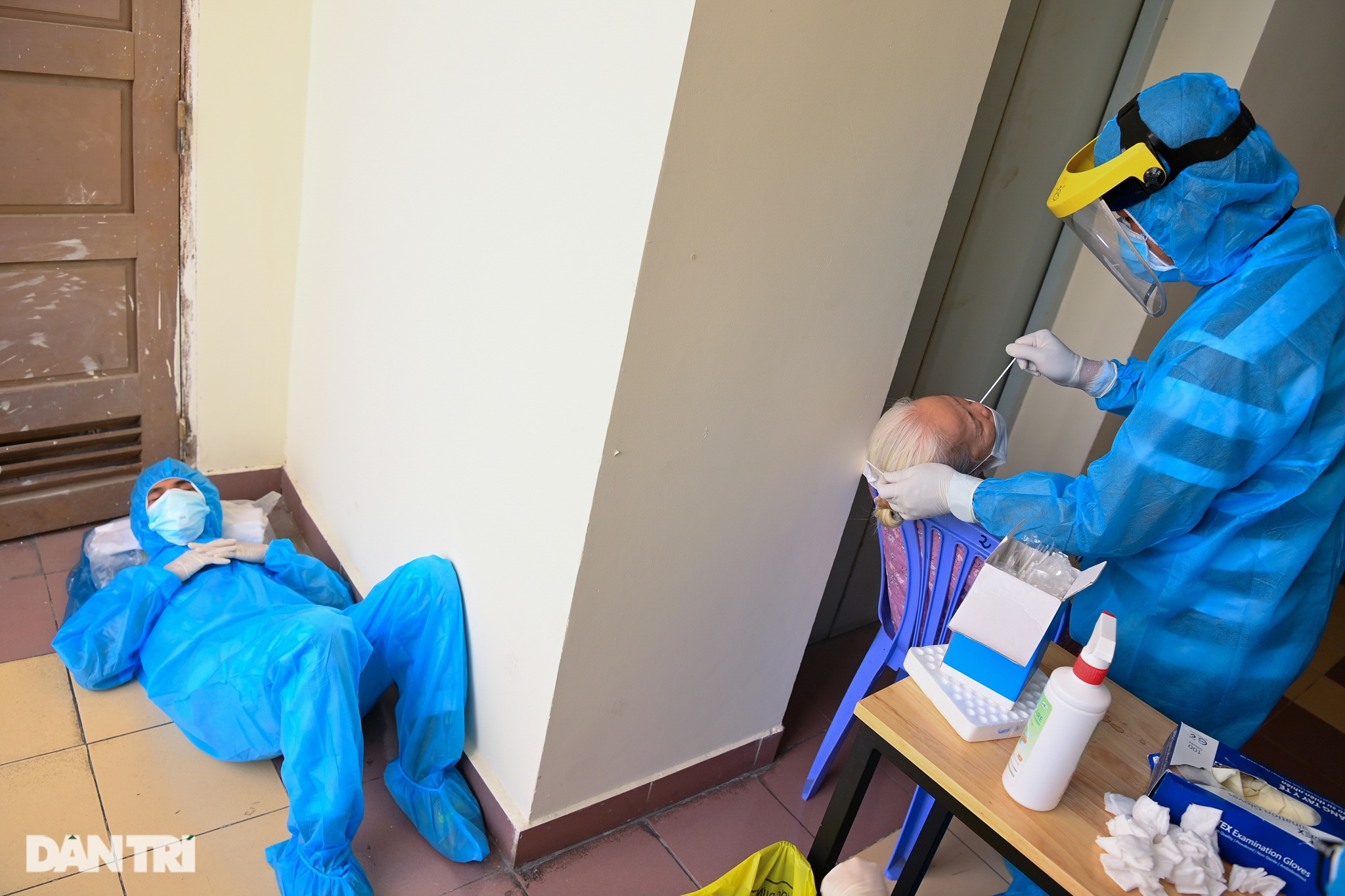 Nhân viên y tế kiệt sức, thay nhau chợp mắt nghỉ ngơi khi lấy mẫu ở TPHCM - 15 Nhân viên y tế kiệt sức, thay nhau chợp mắt nghỉ ngơi khi lấy mẫu ở TPHCM - 15