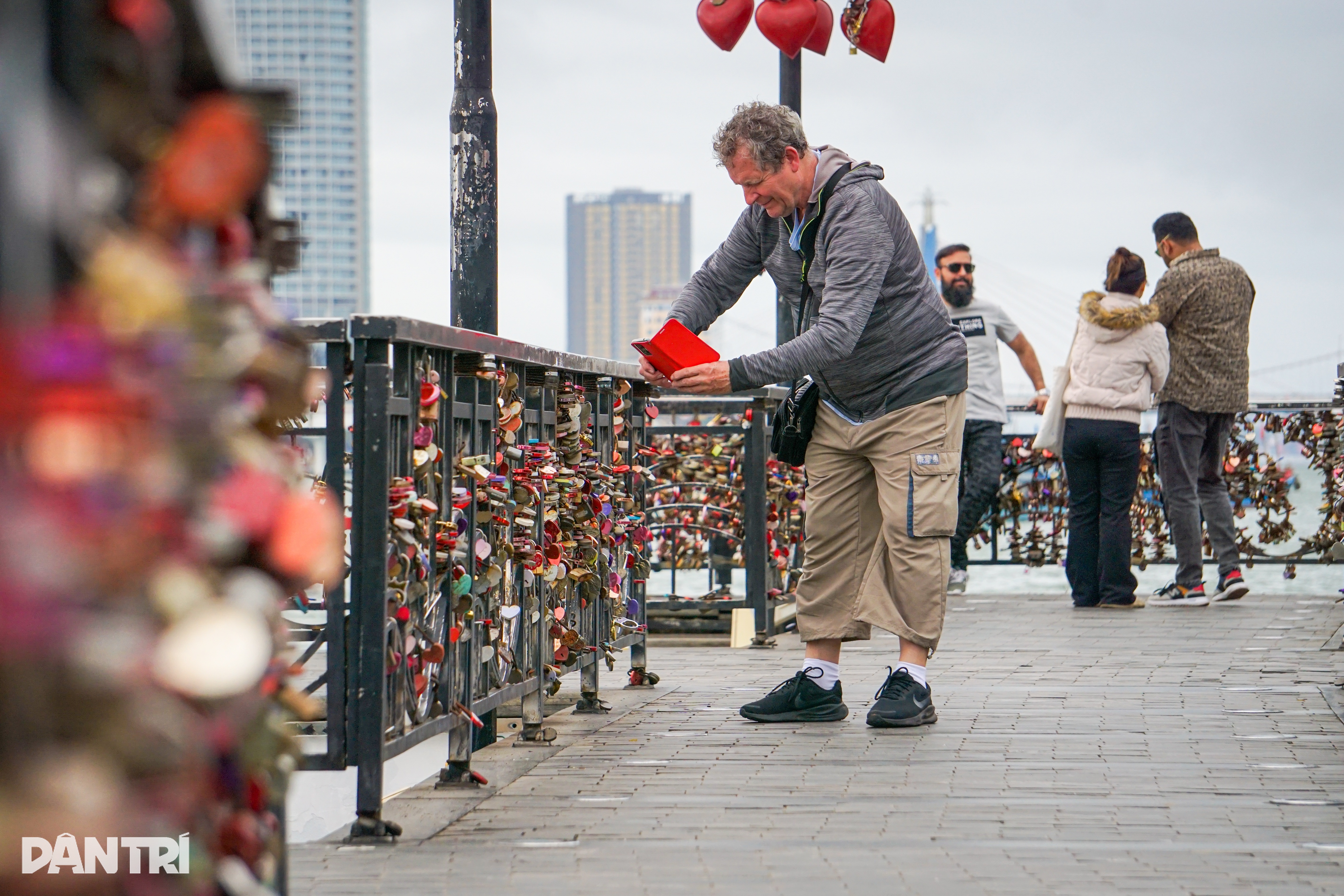 View - Muôn kiểu "khóa tình yêu" chi chít trên cầu lãng mạn nhất Đà Nẵng | Báo Dân trí