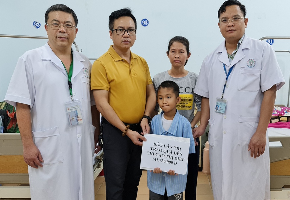 Bạn đọc giúp đỡ cậu bé 8 tuổi thoi thóp trên giường bệnh hơn 140 triệu đồng - 1 Bạn đọc giúp đỡ cậu bé 8 tuổi thoi thóp trên giường bệnh hơn 140 triệu đồng - 1
