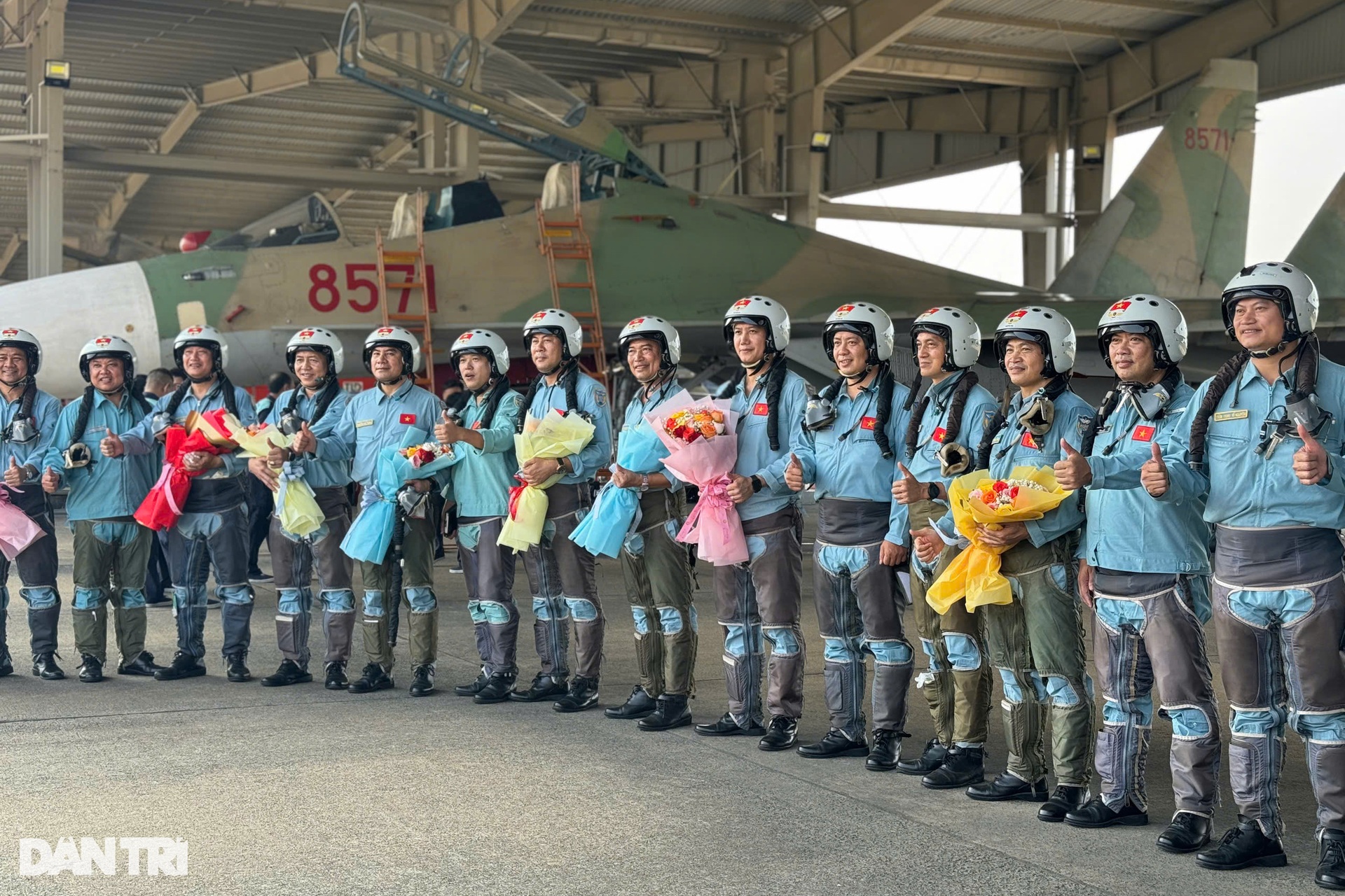 Nụ cười rạng rỡ của phi công tiêm kích SU30-MK2 bay biểu diễn lễ 30/4 - 7 Nụ cười rạng rỡ của phi công tiêm kích SU30-MK2 bay biểu diễn lễ 30/4 - 7