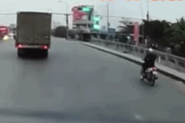 Chiếc SUV gây họa vì tạt đầu xe tải ở ngã tư