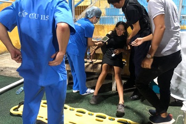 Nữ cổ động viên bị ngất trên sân Hàng Đẫy