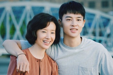 Tranh cãi việc đạo diễn để Đổng Khiết làm mẹ của bạn diễn kém 6 tuổi