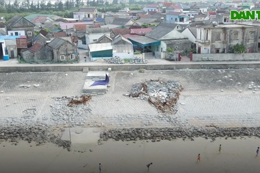 Kè biển bảo vệ 1.200 hộ dân vỡ toác