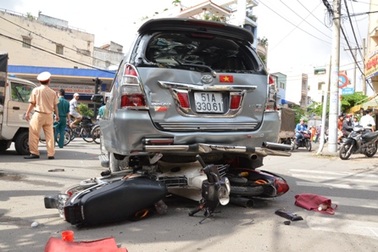 Nhân viên rửa xe cầm lái, 2 người nguy kịch