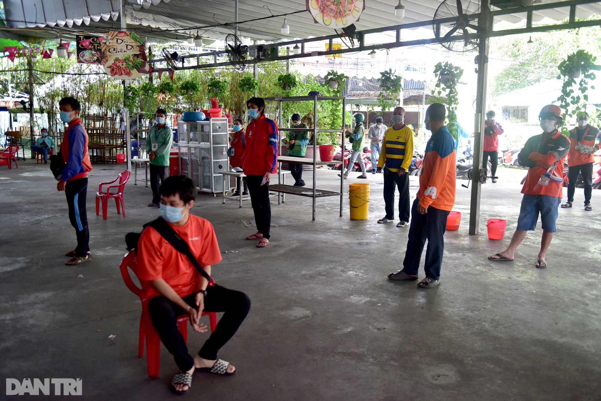 Shipper ở TPHCM chạy khắp nơi mới tìm được điểm test nhanh Covid-19 - 12 Shipper ở TPHCM chạy khắp nơi mới tìm được điểm test nhanh Covid-19 - 12