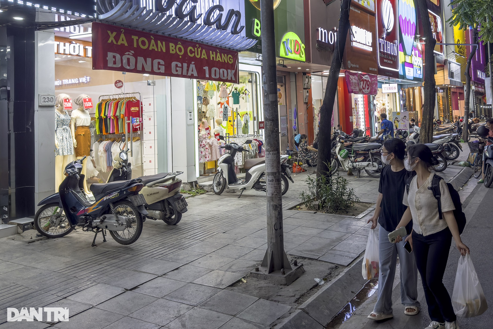 Đường Nguyễn Trãi bụi bặm bỗng trở thành phố thời trang sầm uất về đêm - 4 Đường Nguyễn Trãi bụi bặm bỗng trở thành phố thời trang sầm uất về đêm - 4