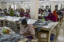 Công nhân may mặc bị nợ hàng chục triệu USD tiền trợ cấp