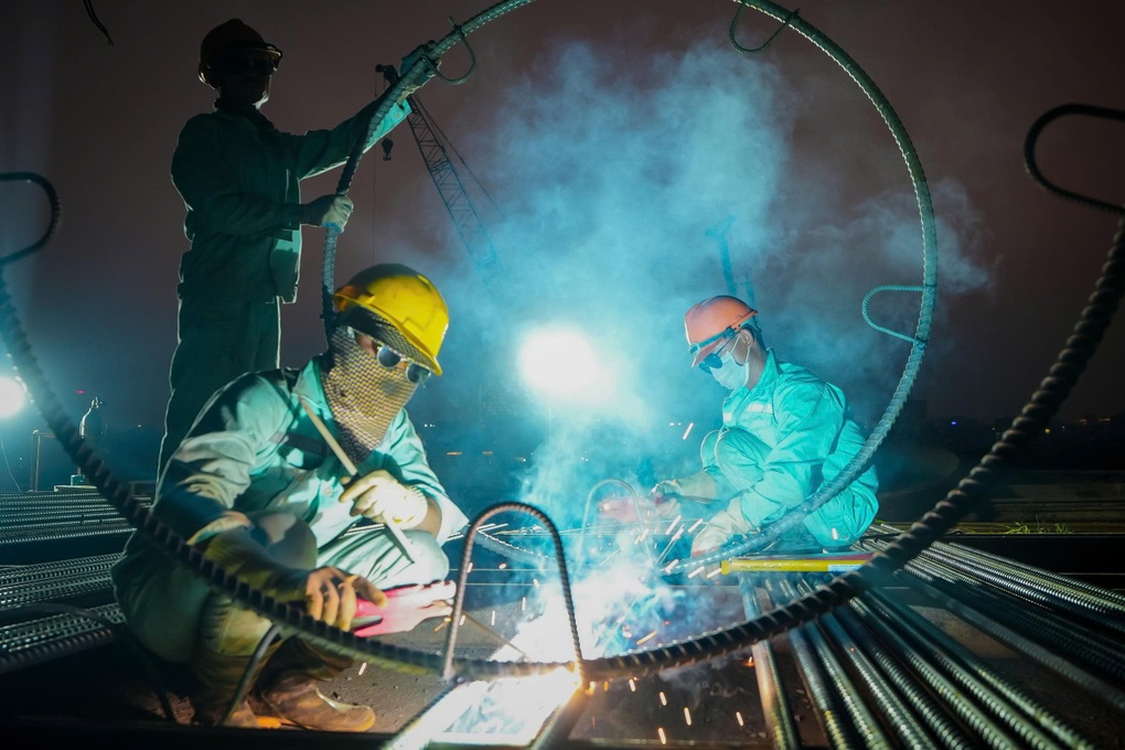 Những trụ cầu Trần Hưng Đạo vươn cao giữa sông Hồng sau 8 tháng thi công - 3 Những trụ cầu Trần Hưng Đạo vươn cao giữa sông Hồng sau 8 tháng thi công - 3