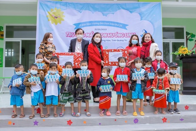Giáo viên và các cháu Trường Mầm non Hướng Linh nhận quà hỗ trợ.