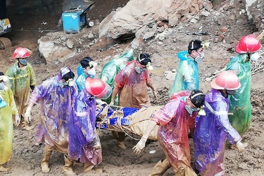 Vụ 2 phu vàng mắc kẹt: Đưa một thi thể ra khỏi hang