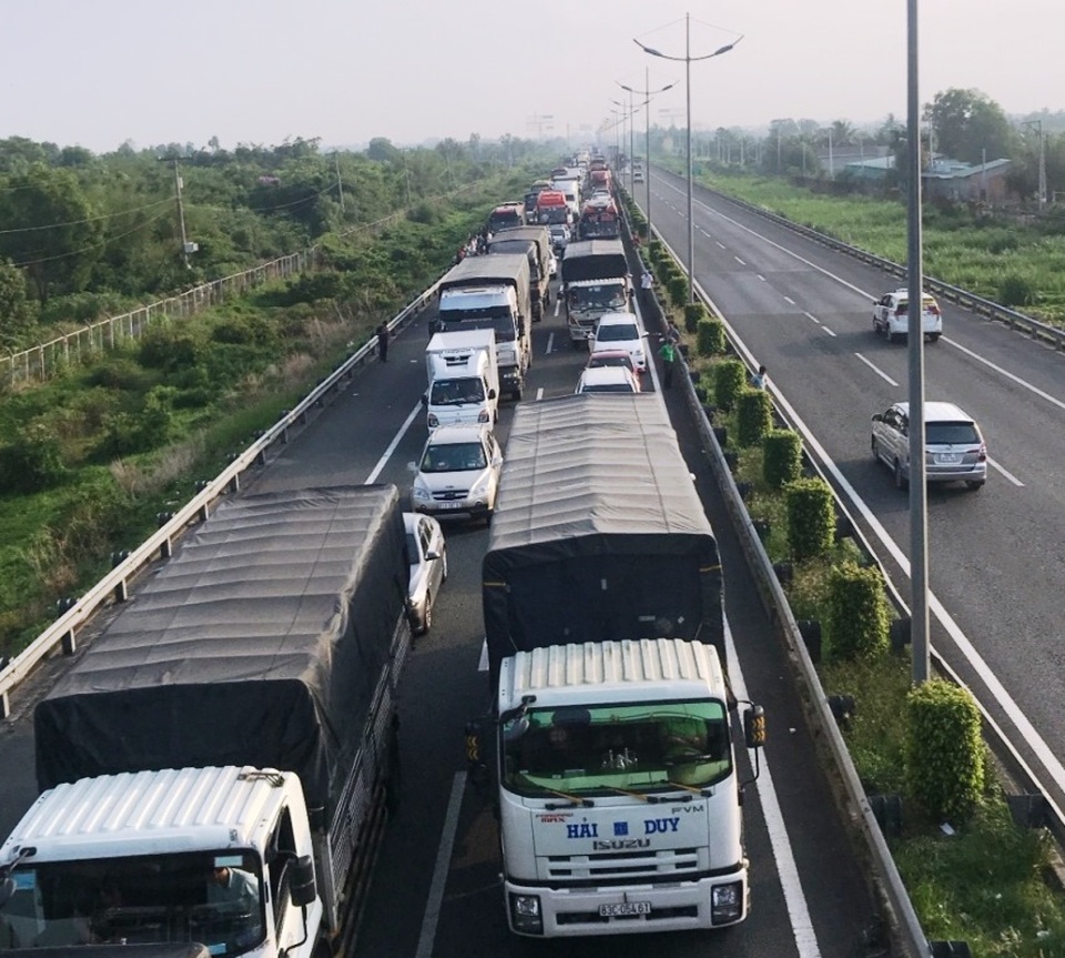 Ô tô, xe máy rồng rắn nối đuôi, đường về miền Tây ùn tắc nghiêm trọng - 1 Ô tô, xe máy rồng rắn nối đuôi, đường về miền Tây ùn tắc nghiêm trọng - 1