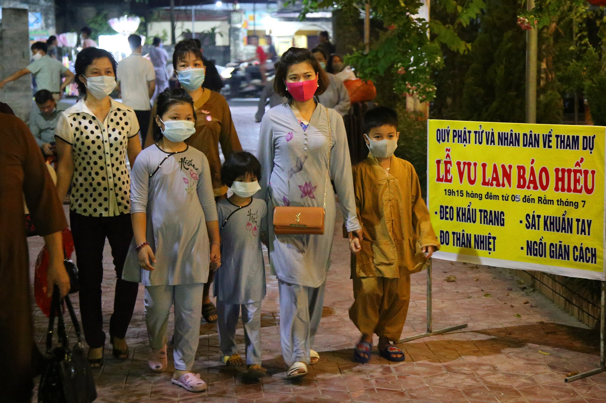 Phật tử đeo khẩu trang làm lễ Vu lan báo hiếu tại chùa Ninh Tảo - 1 Phật tử đeo khẩu trang làm lễ Vu lan báo hiếu tại chùa Ninh Tảo - 1