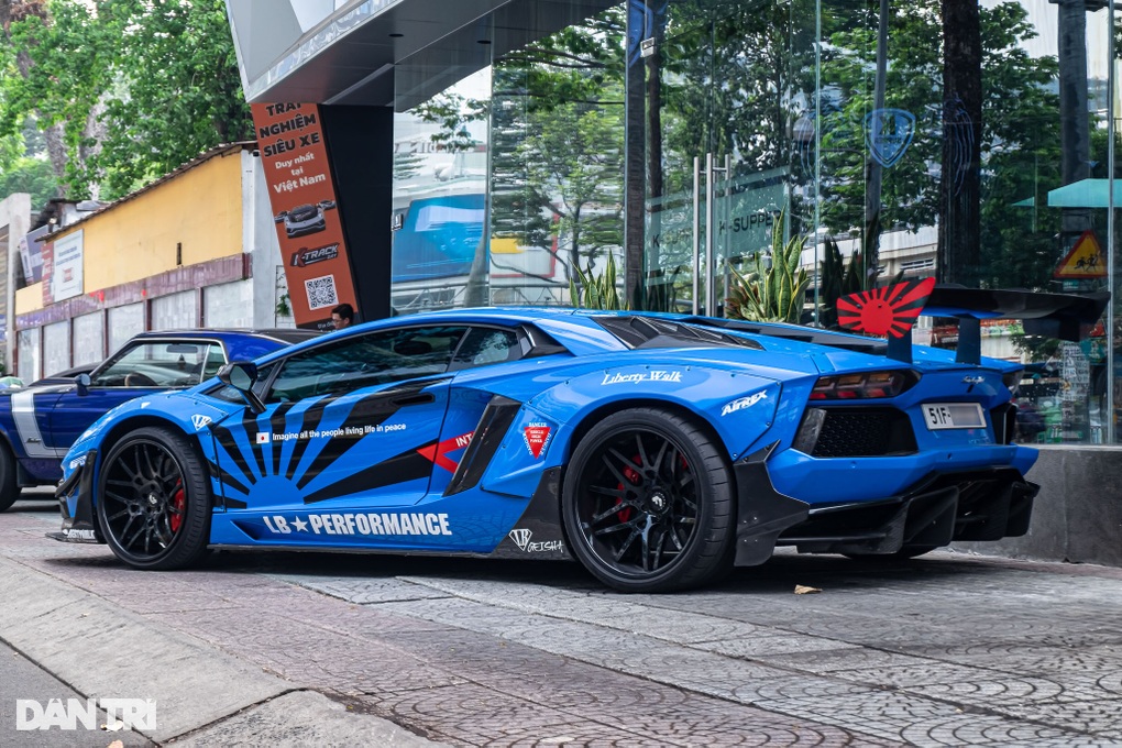 Ngắm siêu xe Lamborghini Aventador độ Liberty Walk độc nhất Việt Nam - 3 Ngắm siêu xe Lamborghini Aventador độ Liberty Walk độc nhất Việt Nam - 3