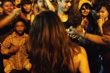 Halloween, teen biến đường phố thành… sàn nhảy