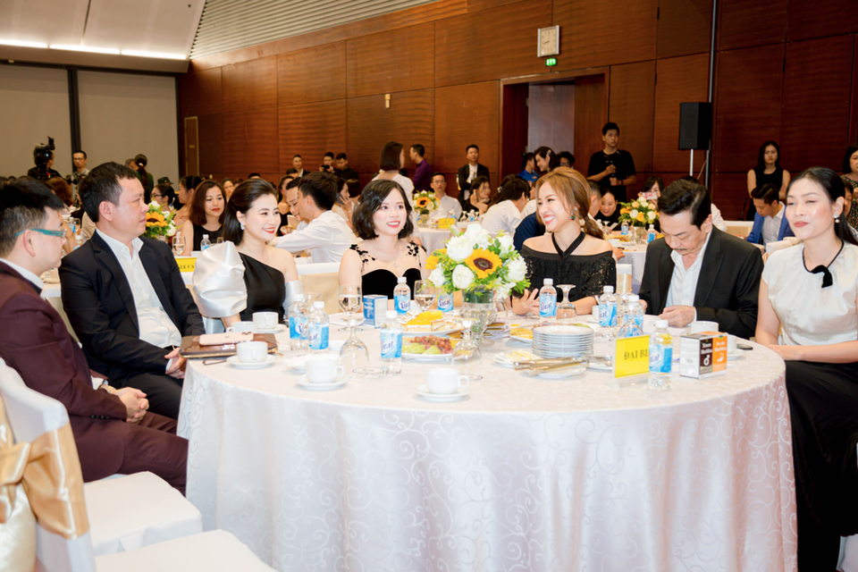 Lễ ra mắt thương hiệu TPBVSK Herblux: Ấn tượng, hội tụ những gương mặt đình đám màn ảnh Việt - 4 Lễ ra mắt thương hiệu TPBVSK Herblux: Ấn tượng, hội tụ những gương mặt đình đám màn ảnh Việt - 4