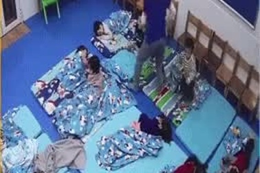 Bé 3 tuổi bị cô giáo nhốt ngoài trời rét