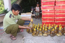 Bắt giữ xe chở mỹ phẩm, rượu rắn lớn không rõ nguồn gốc