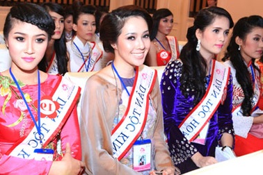 Áo dài dân tộc đặc sắc của thí sinh Hoa hậu dân tộc phía Nam