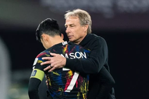 Cựu ngôi sao Hàn Quốc yêu cầu Liên đoàn bóng đá sa thải HLV Klinsmann