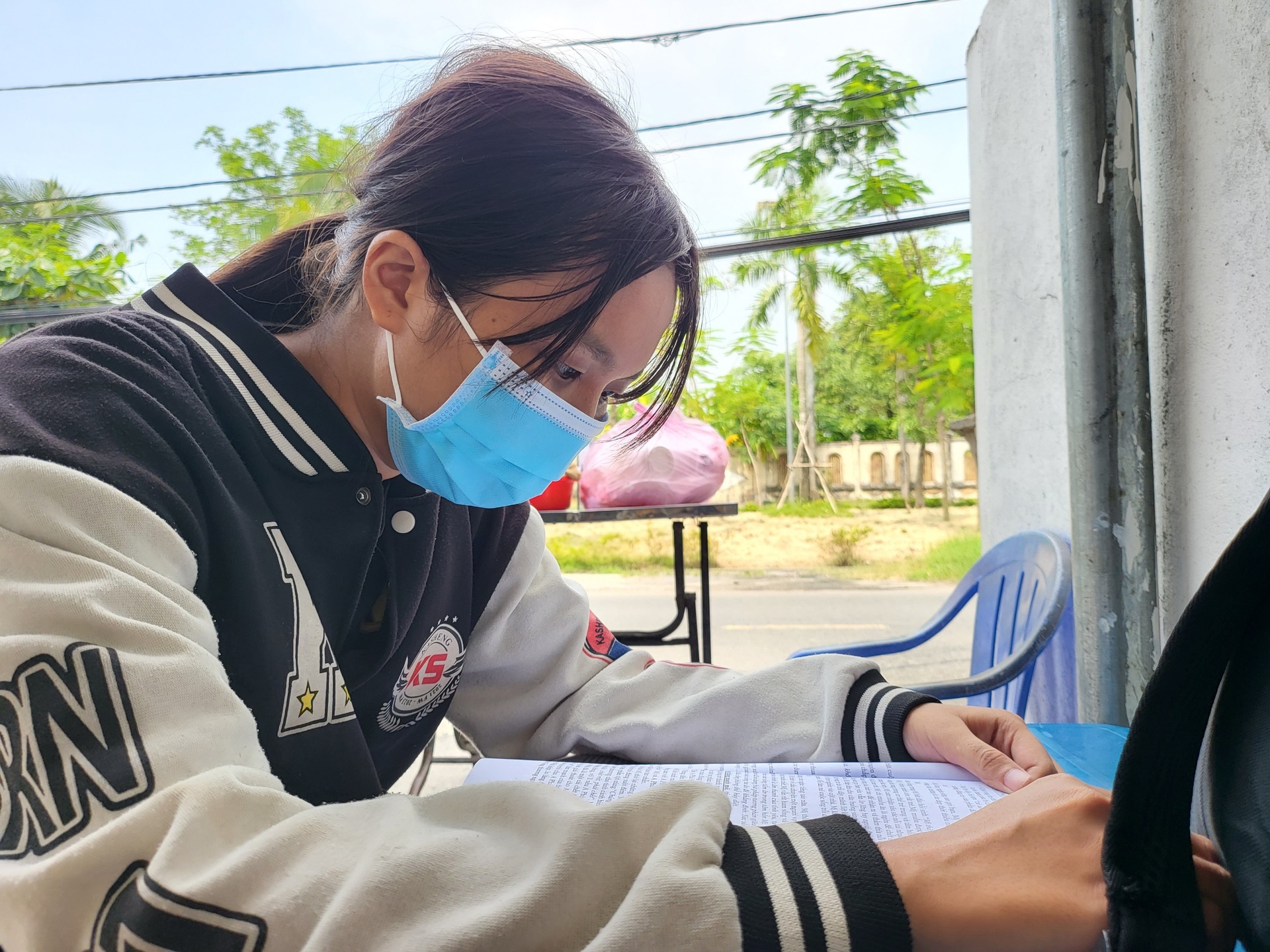 Cuộc đời bi thương của nữ sinh nghèo bán cháo trước giờ thi tốt nghiệp THPT - 3 Cuộc đời bi thương của nữ sinh nghèo bán cháo trước giờ thi tốt nghiệp THPT - 3