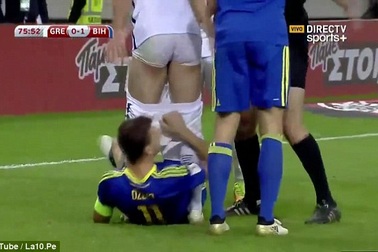 Chơi xấu đối thủ, Dzeko bị đuổi khỏi sân