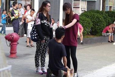 Bị bắt vì tội hành hung bạn trai giữa phố