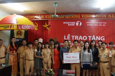 Maritime Bank trao tặng 100 ô che mưa, nắng cho Phòng CSGT Công an tỉnh Phú Thọ 