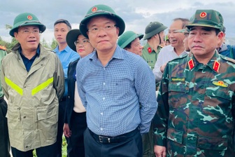 Phó Thủ tướng Lê Thành Long kiểm tra sự cố đê vỡ, thăm hỏi bà con vùng lũ