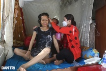 Người mẹ sắp rời trần thế cầu xin tình thương cho đứa con ngờ nghệch