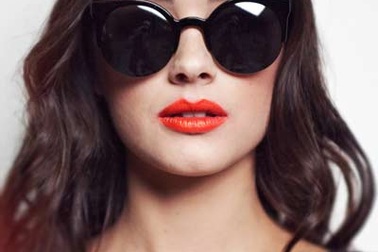 Đeo kính đen chống tia cực tím?