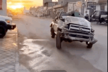 Chiếc Toyota Land Cruiser nát bươm vẫn chạy bon bon về xưởng dịch vụ