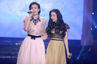 Hồ Ngọc Hà - Lệ Quyên đứng chung sân khấu sau bao sóng gió
