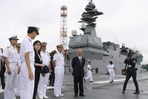 Bộ trưởng Quốc phòng Nhật Bản thăm tàu sân bay Mỹ chưa đầy một tháng sau khi nhậm chức