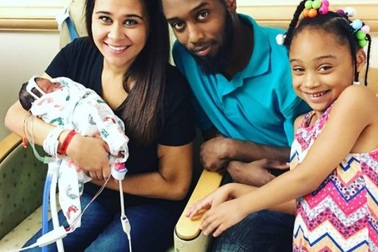 Kinh ngạc mẹ đẻ rơi trên xe ô tô, con vẫn nằm nguyên trong túi ối