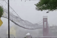 Cầu rung lắc dữ dội giữa siêu bão Phượng Hoàng ở Philippines