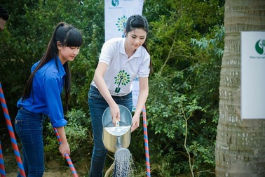 Hoa hậu Ngọc Hân trồng cây tại khu mộ Đại tướng Võ Nguyên Giáp 