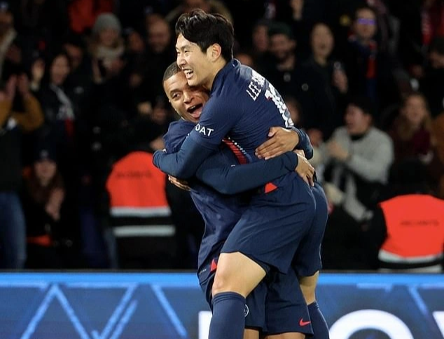 Ngôi sao Hàn Quốc ghi bàn, PSG trở lại ngôi đầu Ligue 1 - 1