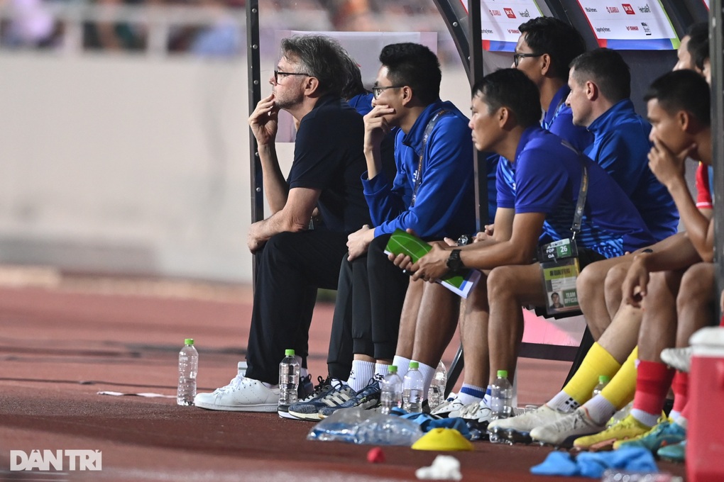 Cổ động viên Indonesia hưng phấn khi đội nhà thắng đậm tuyển Việt Nam - 2 Cổ động viên Indonesia hưng phấn khi đội nhà thắng đậm tuyển Việt Nam - 2