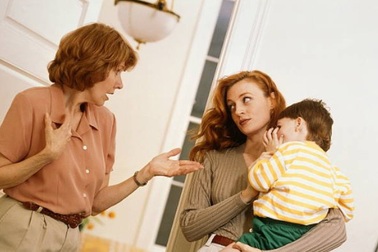 Mẹ chồng cổ hủ bắt con dâu phục dịch chồng