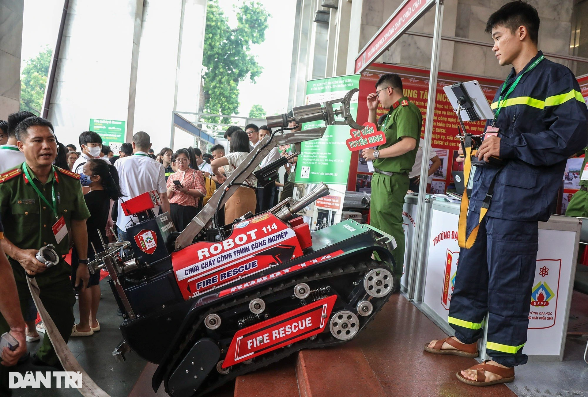 Ngắm máy bay, robot tự hành tân tiến dùng để chữa cháy ở Hà Nội - 3 Ngắm máy bay, robot tự hành tân tiến dùng để chữa cháy ở Hà Nội - 3